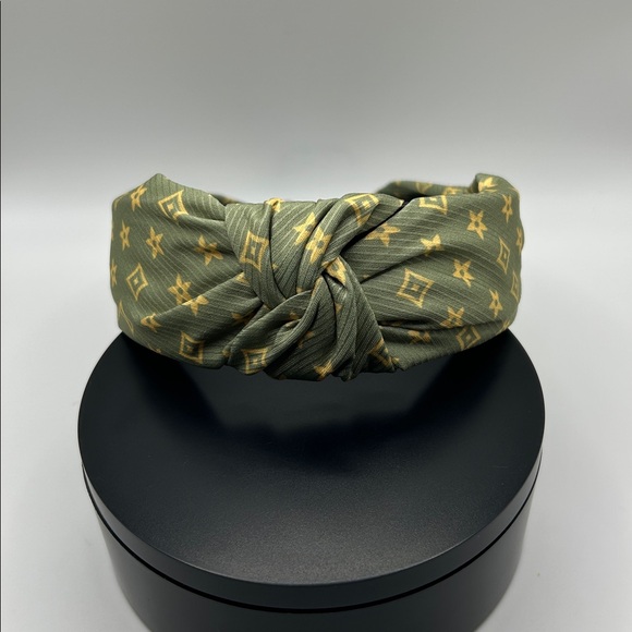 Designer Inspired Green and Cream Patterned Headband - Picture 1 of 4